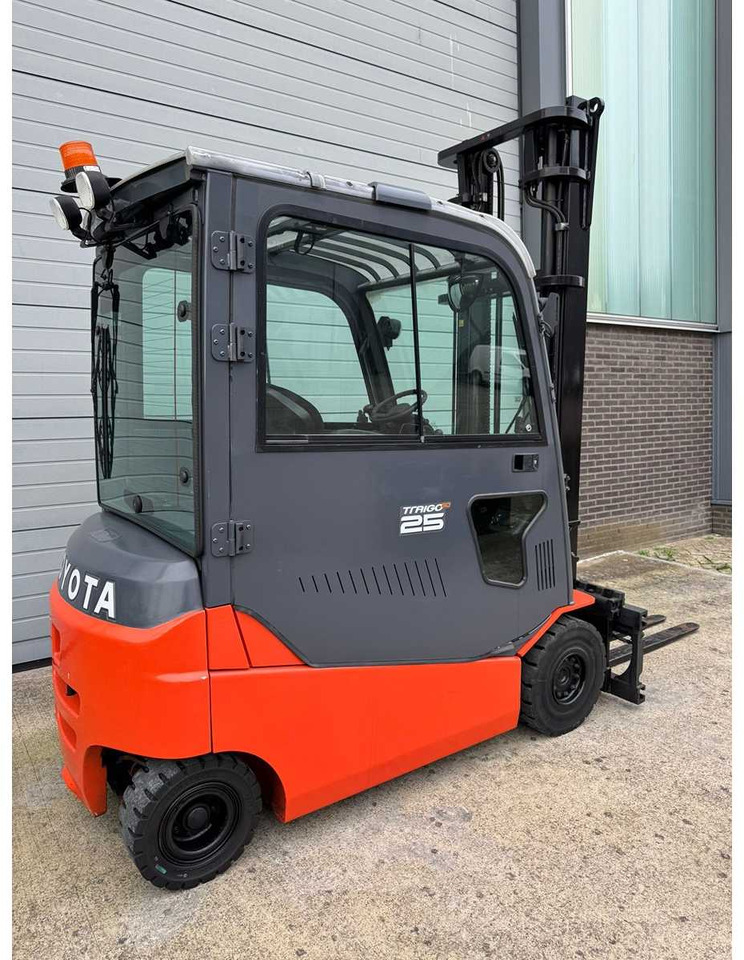 TOYOTA - 2013 - 8-FBMT-25 - FORK POSITIONER, SIDE-SHIFT - FORKLIFT - Vysokozdvižný vozík: obrázok 4 TOYOTA - 2013 - 8-FBMT-25 - FORK POSITIONER, SIDE-SHIFT - FORKLIFT - Vysokozdvižný vozík: obrázok 4