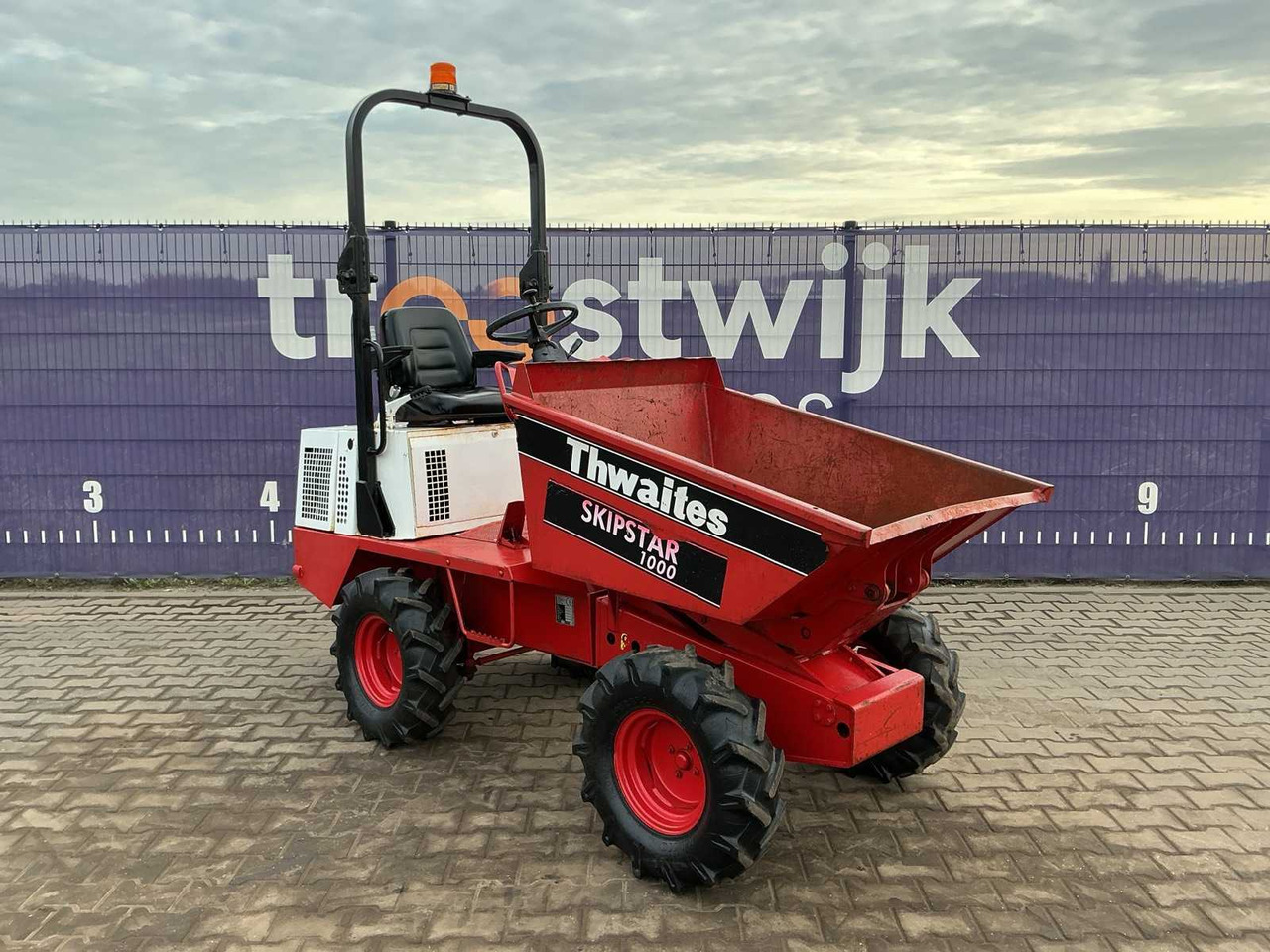 TWAITES SKIPSTAR 1000 HIGH-TIP DUMPER - Mini damper: obrázok 2 TWAITES SKIPSTAR 1000 HIGH-TIP DUMPER - Mini damper: obrázok 2