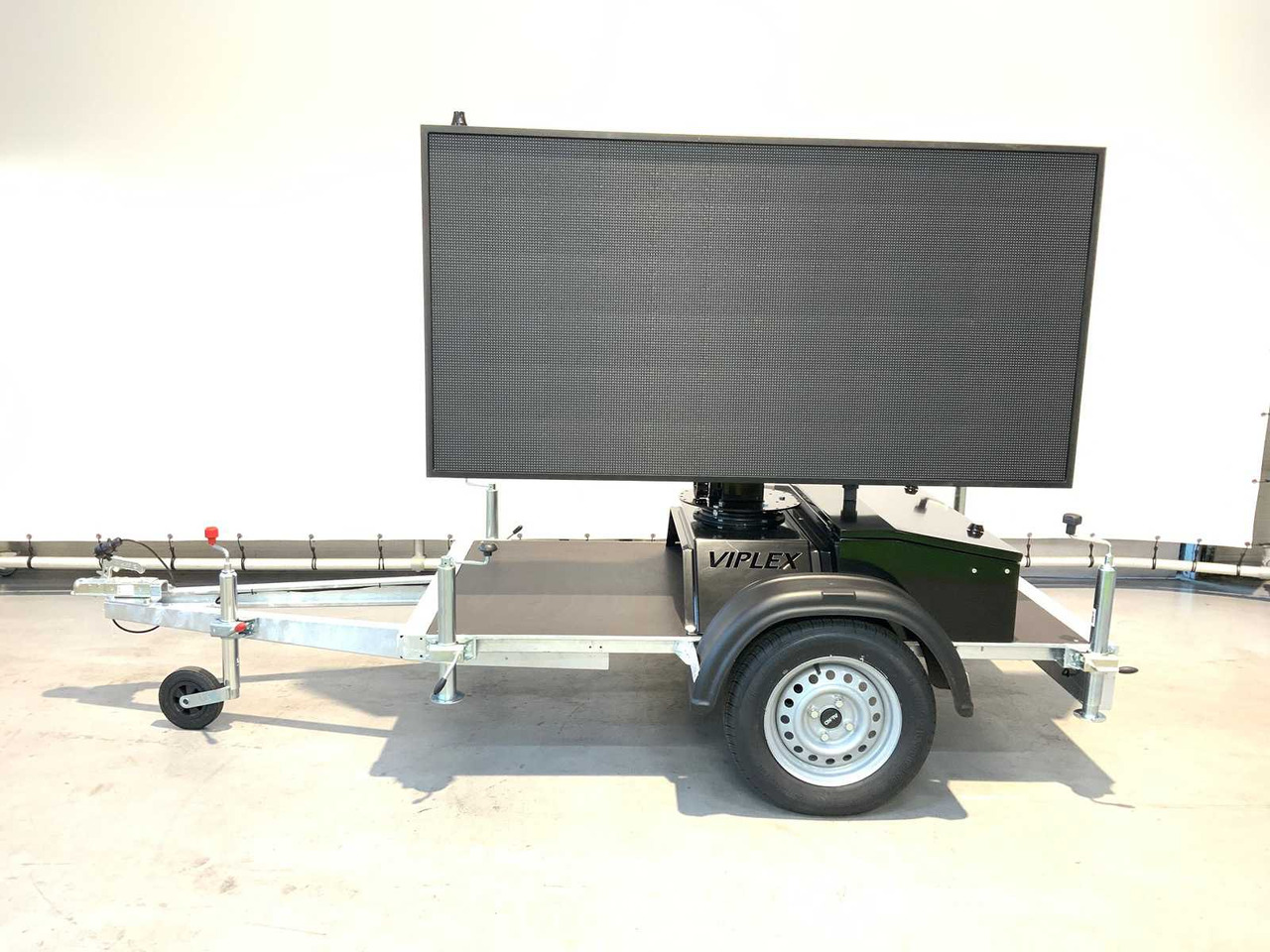 Viplex tekstkar P8 ledscherm op aanhangwagen - Stavebné zariadenia, Príves: obrázok 2 Viplex tekstkar P8 ledscherm op aanhangwagen - Stavebné zariadenia, Príves: obrázok 2