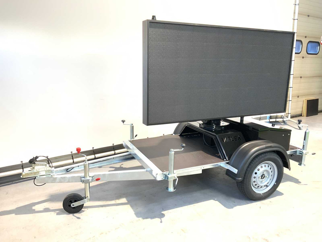 Viplex tekstkar P8 ledscherm op aanhangwagen - Stavebné zariadenia, Príves: obrázok 1 Viplex tekstkar P8 ledscherm op aanhangwagen - Stavebné zariadenia, Príves: obrázok 1