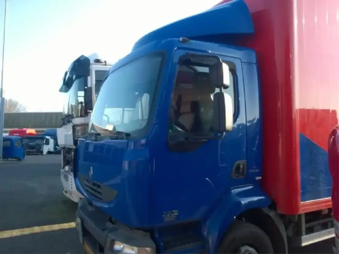 Renault C abine Midlum 220 DXI - Kabína pre Nákladné auto: obrázok 2 Renault C abine Midlum 220 DXI - Kabína pre Nákladné auto: obrázok 2