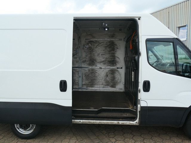 Iveco Daily 35S14/Hochdach/AHK/Klima - Furgon: obrázok 4 Iveco Daily 35S14/Hochdach/AHK/Klima - Furgon: obrázok 4