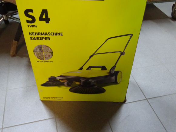 Balayeuse mécanique KARCHER S 4 Twin - Priemyselný zametací stroj: obrázok 1 Balayeuse mécanique KARCHER S 4 Twin - Priemyselný zametací stroj: obrázok 1