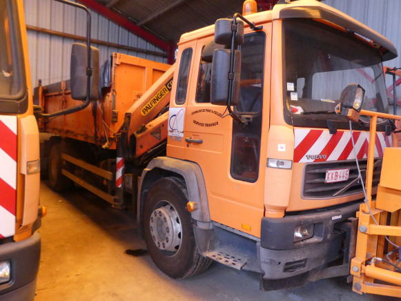 Camion benne + grue auxiliaire Volvo FL6E 19.0 - Sklápač, Auto s hydraulickou rukou: obrázok 1 Camion benne + grue auxiliaire Volvo FL6E 19.0 - Sklápač, Auto s hydraulickou rukou: obrázok 1
