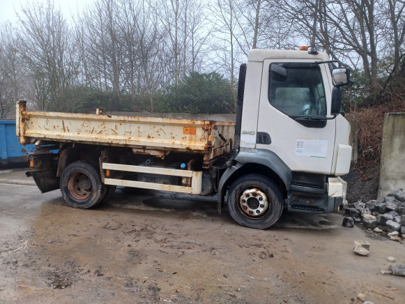 Camion tri benne Volvo FLL 42 12N2 5.0 (2009-88.795 km) - Valníkový/ Plošinový nákladný automobil: obrázok 2 Camion tri benne Volvo FLL 42 12N2 5.0 (2009-88.795 km) - Valníkový/ Plošinový nákladný automobil: obrázok 2
