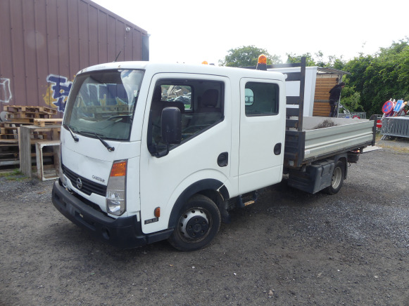 Camionnette double cabine et benne tri benne Nissan Cabstar (2009-215.641 km) - Sklápač: obrázok 1 Camionnette double cabine et benne tri benne Nissan Cabstar (2009-215.641 km) - Sklápač: obrázok 1
