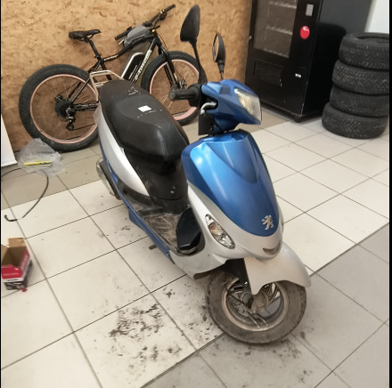 Scooter Peugeot QM50QT-6 - Motocykel: obrázok 1 Scooter Peugeot QM50QT-6 - Motocykel: obrázok 1