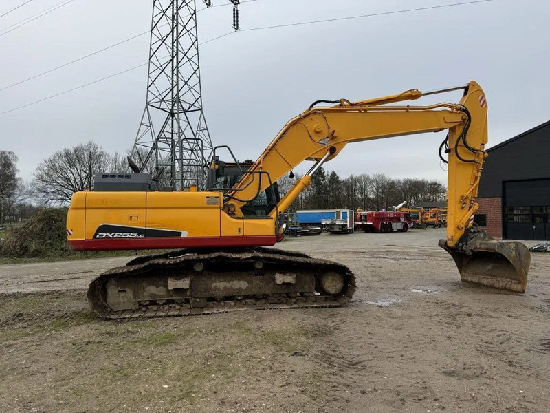 Doosan DX255LC-5 2015 10800 hr STRAIGHT FROM WORK ! DUTCH MACHINE ! - Pásové rýpadlo: obrázok 5 Doosan DX255LC-5 2015 10800 hr STRAIGHT FROM WORK ! DUTCH MACHINE ! - Pásové rýpadlo: obrázok 5