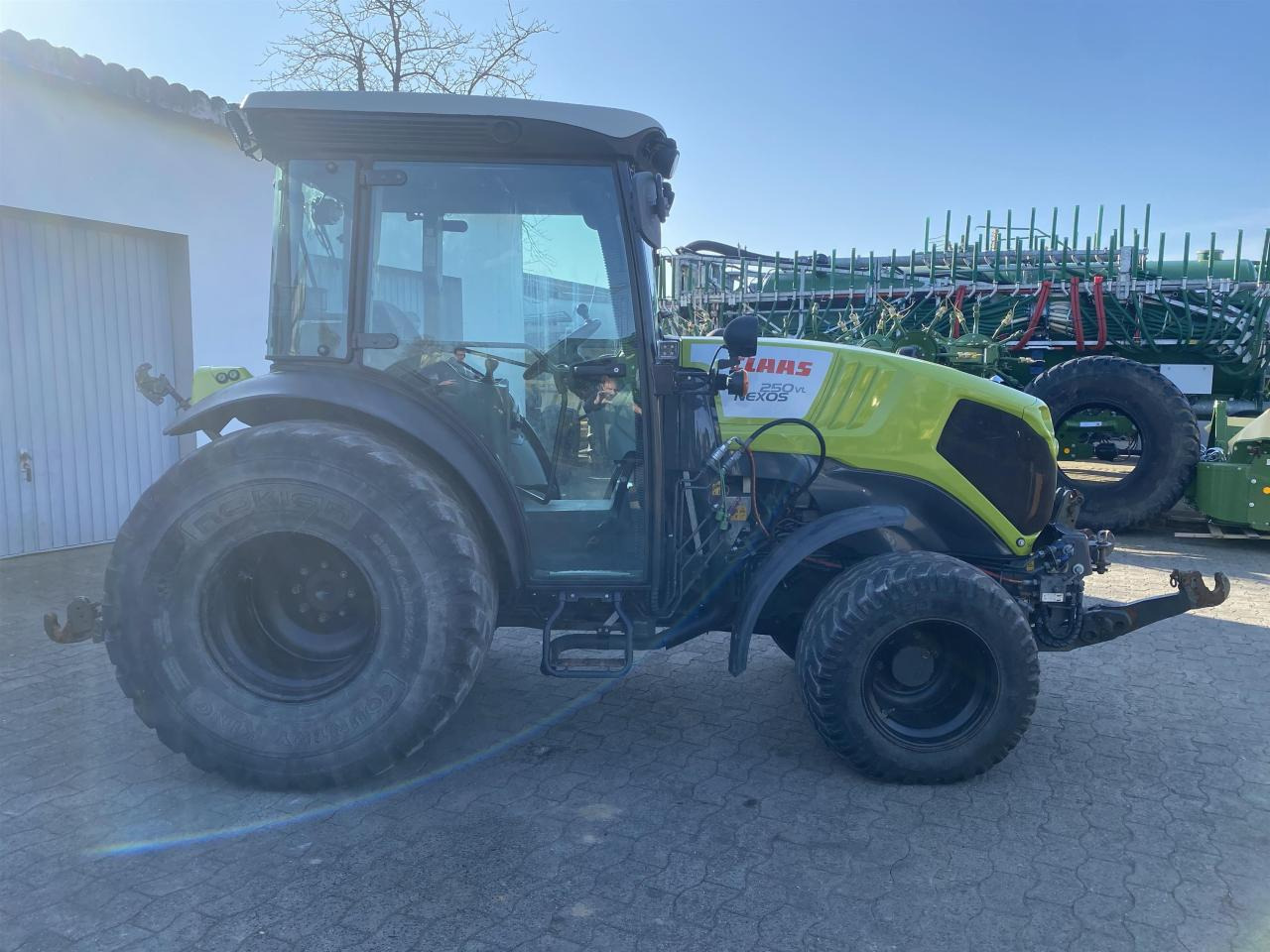 CLAAS Nexos 250 VL - Traktor: obrázok 4 CLAAS Nexos 250 VL - Traktor: obrázok 4