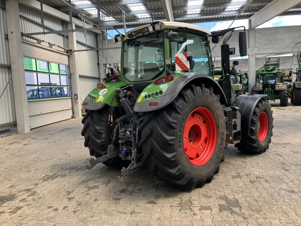 Fendt 724 Vario Profi Plus - Traktor: obrázok 4 Fendt 724 Vario Profi Plus - Traktor: obrázok 4