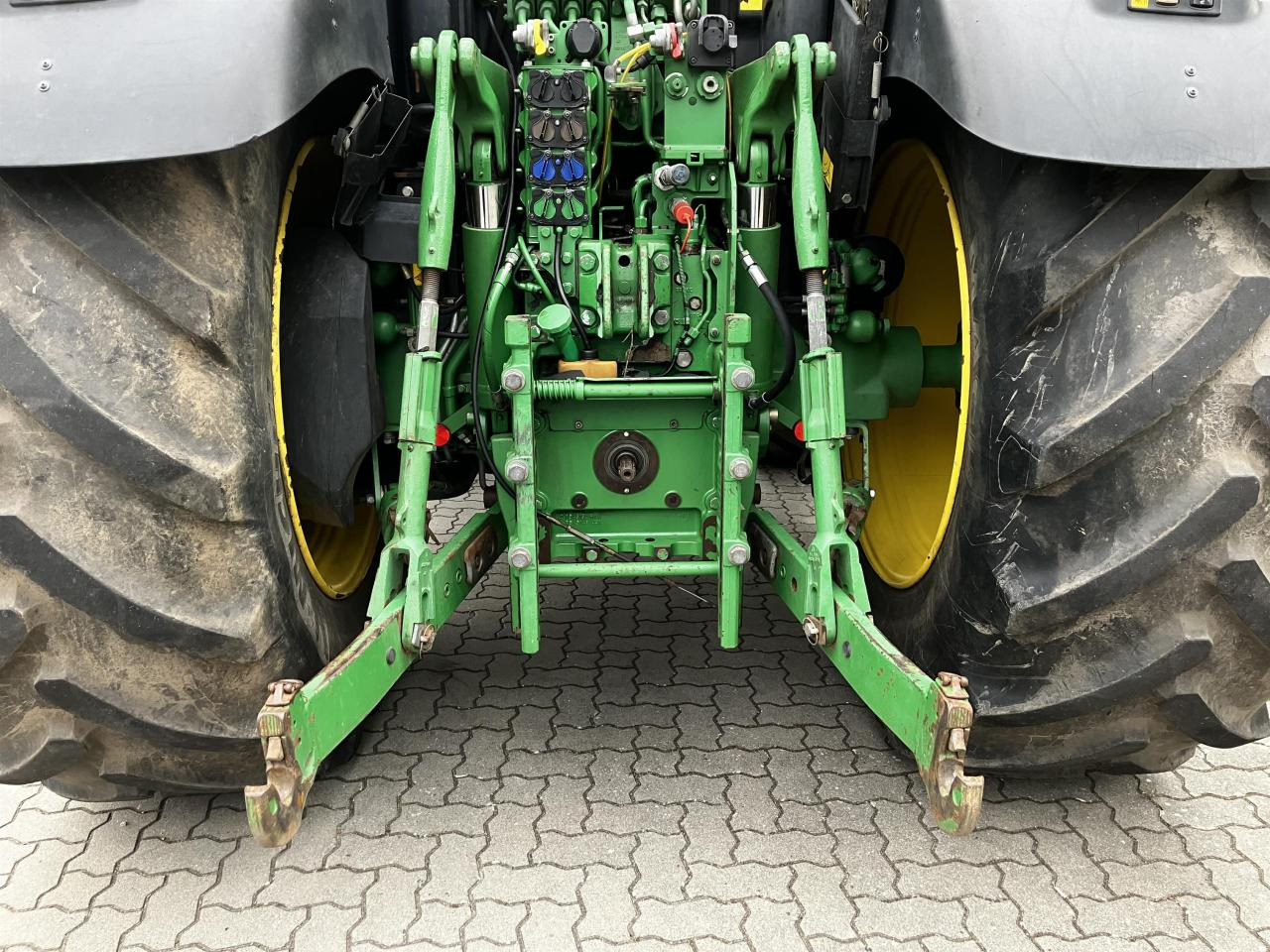 Traktor John Deere 6215R: obrázok 6