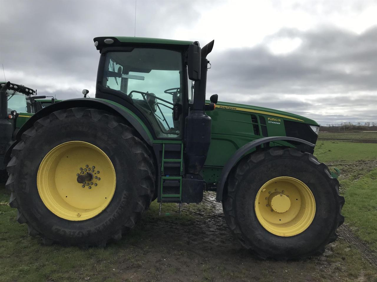 John Deere 6250R - Traktor: obrázok 2 John Deere 6250R - Traktor: obrázok 2