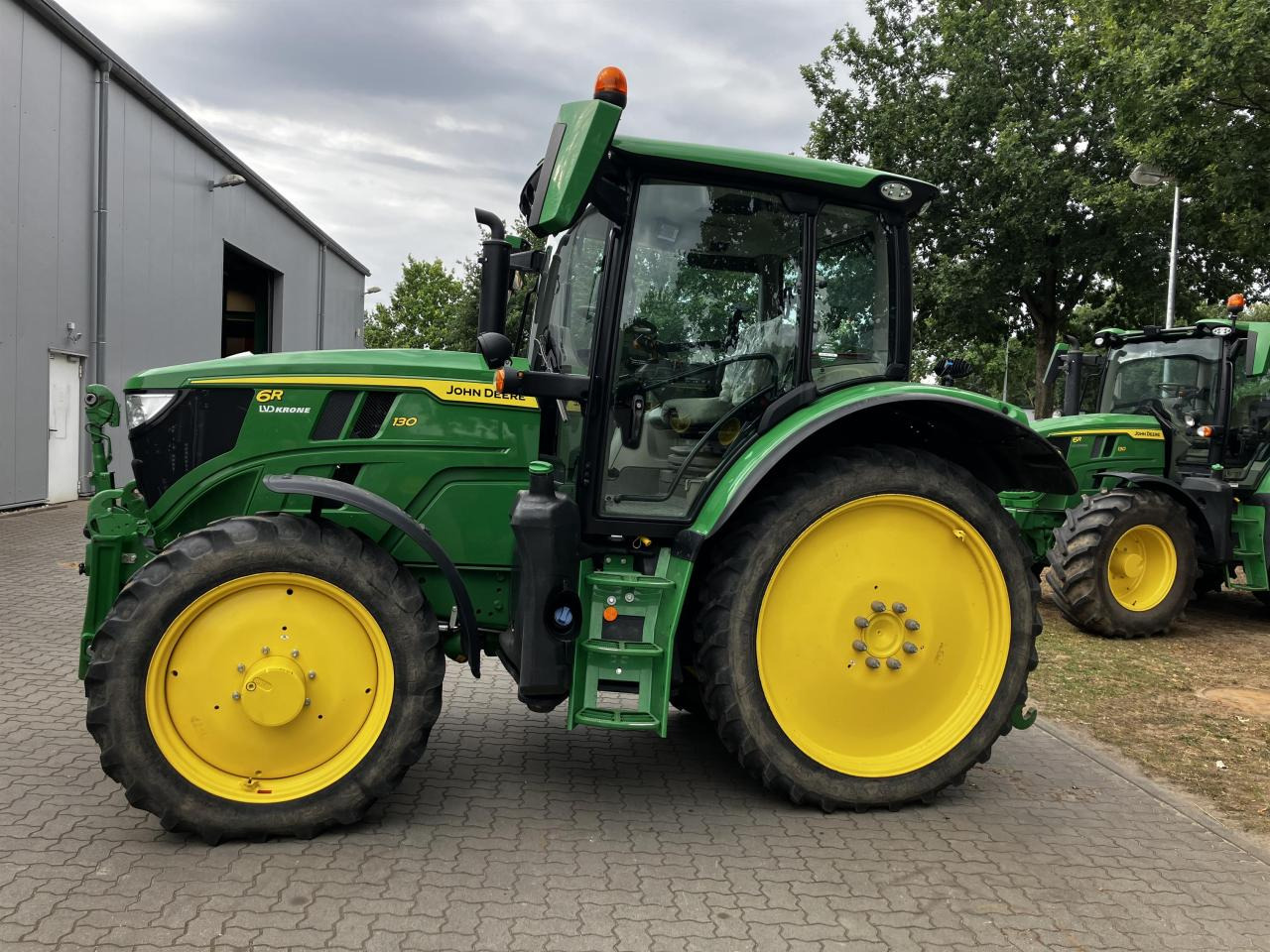 John Deere 6R 130 - Traktor: obrázok 1 John Deere 6R 130 - Traktor: obrázok 1
