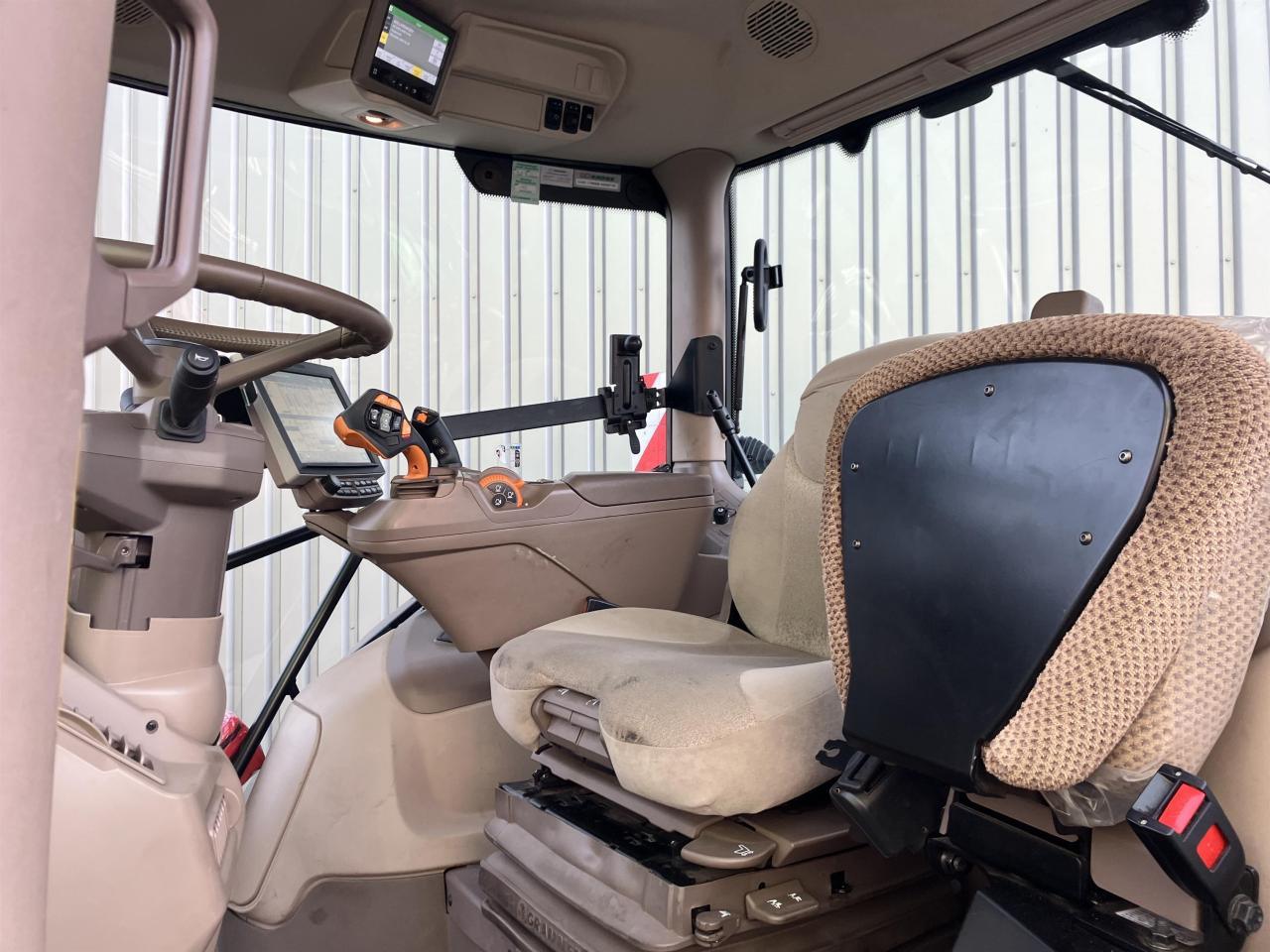 John Deere 6R 215 - Traktor: obrázok 5 John Deere 6R 215 - Traktor: obrázok 5