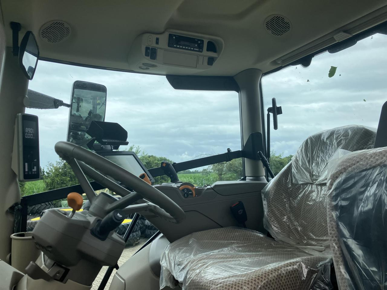 John Deere 6R 215 - Traktor: obrázok 4 John Deere 6R 215 - Traktor: obrázok 4