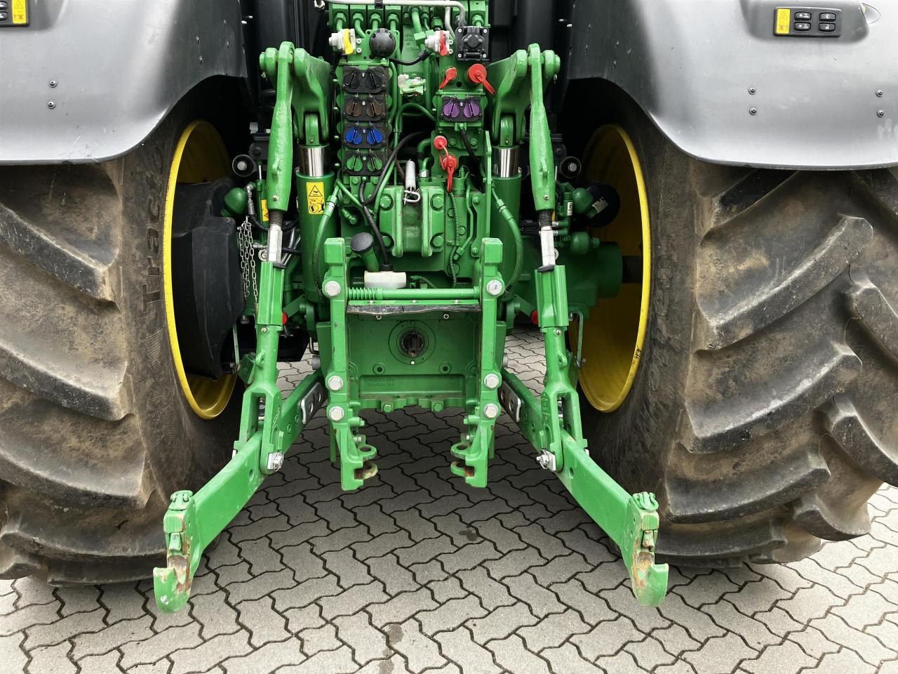 John Deere 6R 215 - Traktor: obrázok 5 John Deere 6R 215 - Traktor: obrázok 5