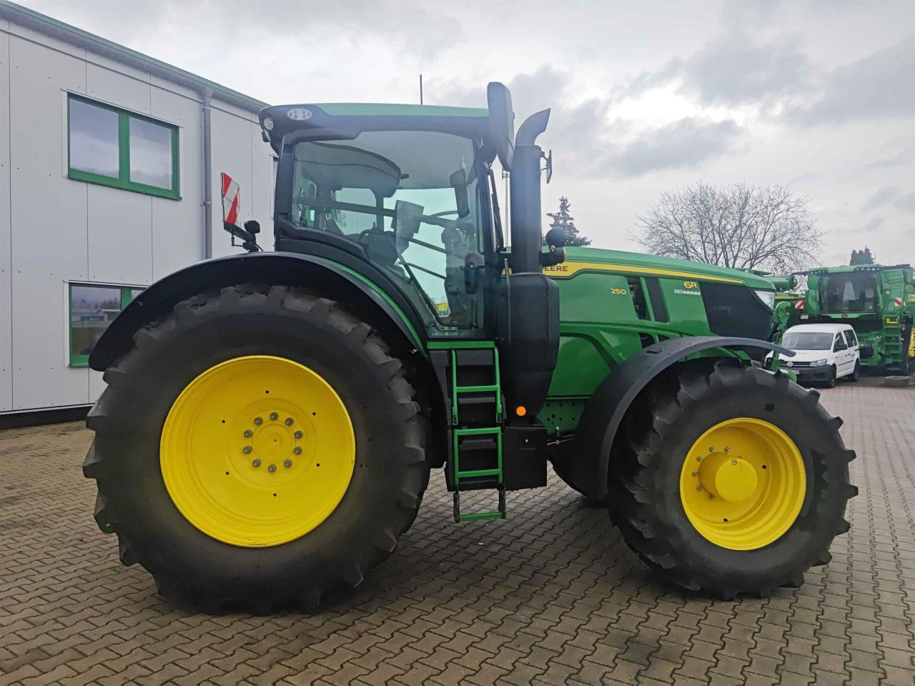 John Deere 6R 250 - Traktor: obrázok 3 John Deere 6R 250 - Traktor: obrázok 3