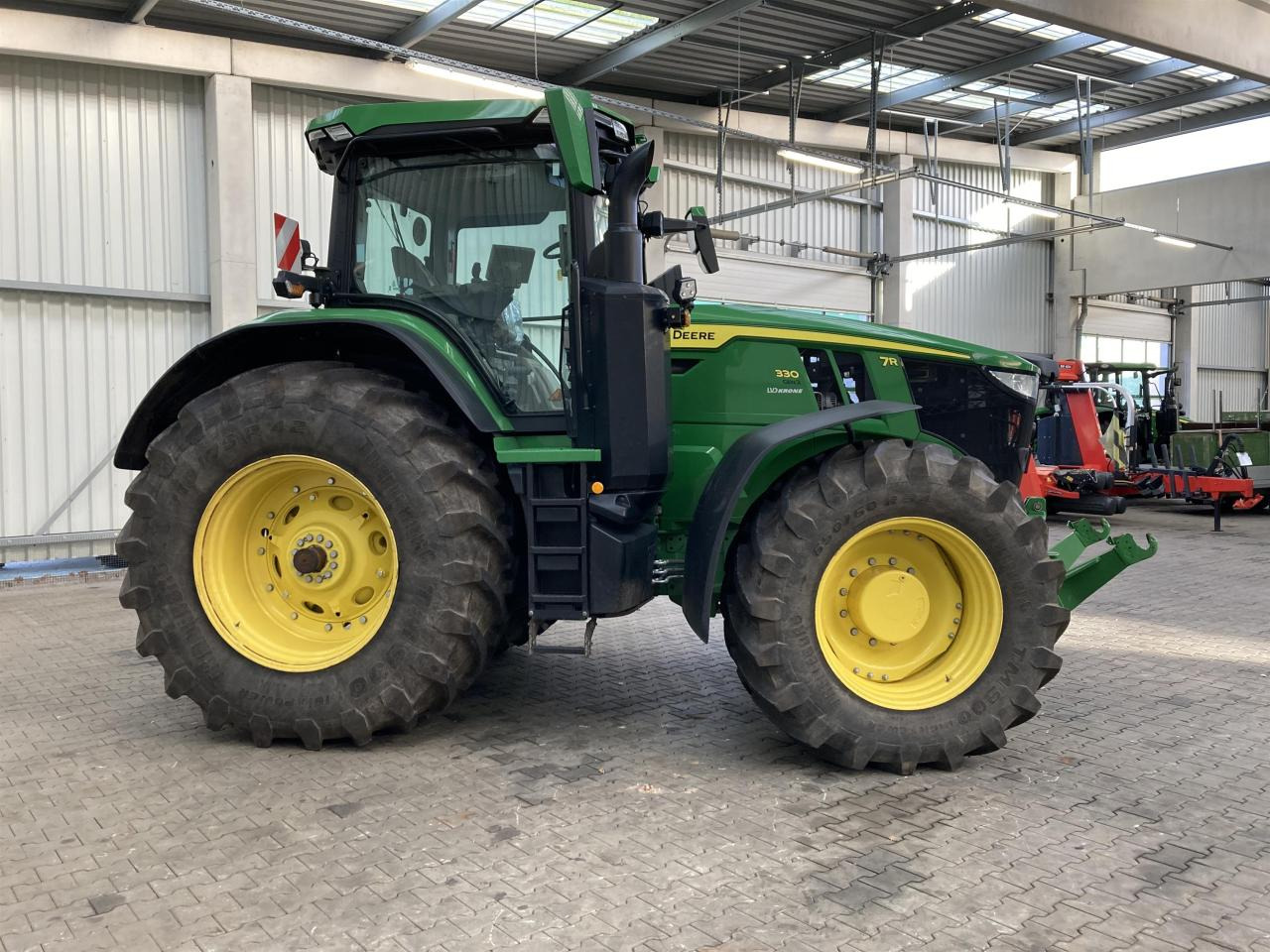 John Deere 7R 330 - Traktor: obrázok 5 John Deere 7R 330 - Traktor: obrázok 5