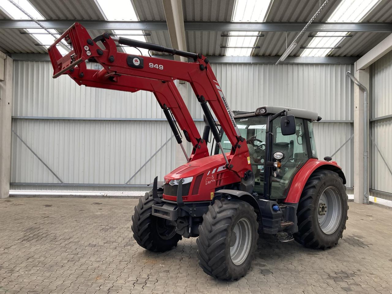 Massey Ferguson 5611 Dyna 4 - Traktor: obrázok 1 Massey Ferguson 5611 Dyna 4 - Traktor: obrázok 1