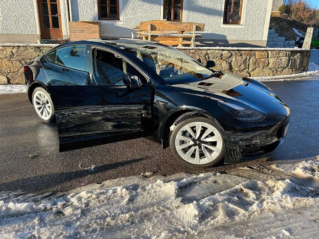 Tesla Model 3 Long Range - Automobil: obrázok 2 Tesla Model 3 Long Range - Automobil: obrázok 2