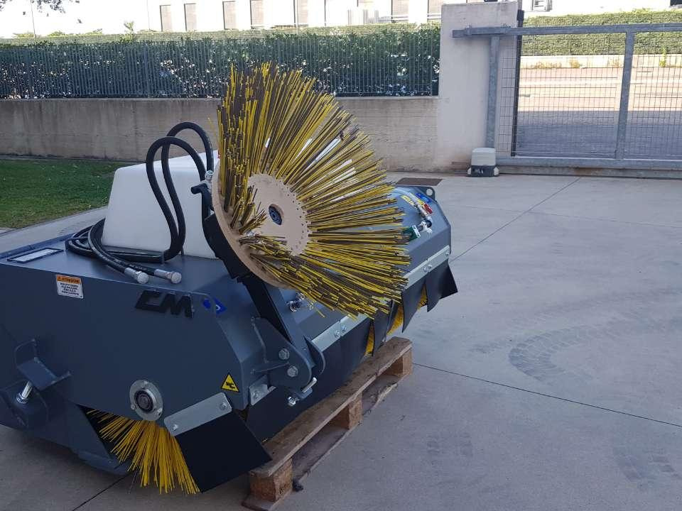 CM Crusher CBS 175 HD Sweeping Bucket - Zametač pre Šmykom riadený nakladač: obrázok 3 CM Crusher CBS 175 HD Sweeping Bucket - Zametač pre Šmykom riadený nakladač: obrázok 3