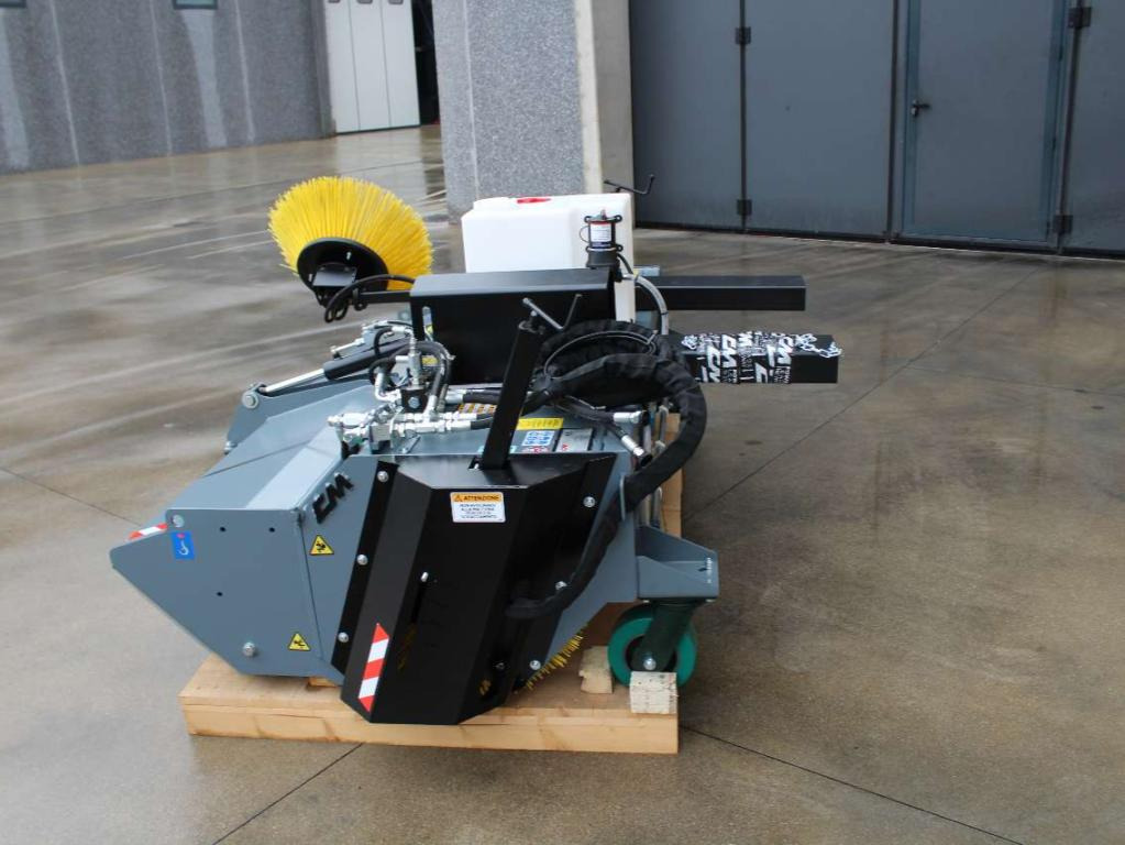 CM Crusher CSI 200 Sweeping Bucket - Zametač pre Šmykom riadený nakladač: obrázok 3 CM Crusher CSI 200 Sweeping Bucket - Zametač pre Šmykom riadený nakladač: obrázok 3