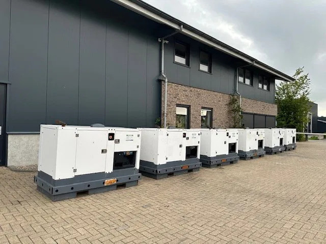 Iveco FPT F32 AM1A Leroy Somer 32 kVA Silent generatorset 368 hours ! - Elektrický generátor: obrázok 2 Iveco FPT F32 AM1A Leroy Somer 32 kVA Silent generatorset 368 hours ! - Elektrický generátor: obrázok 2