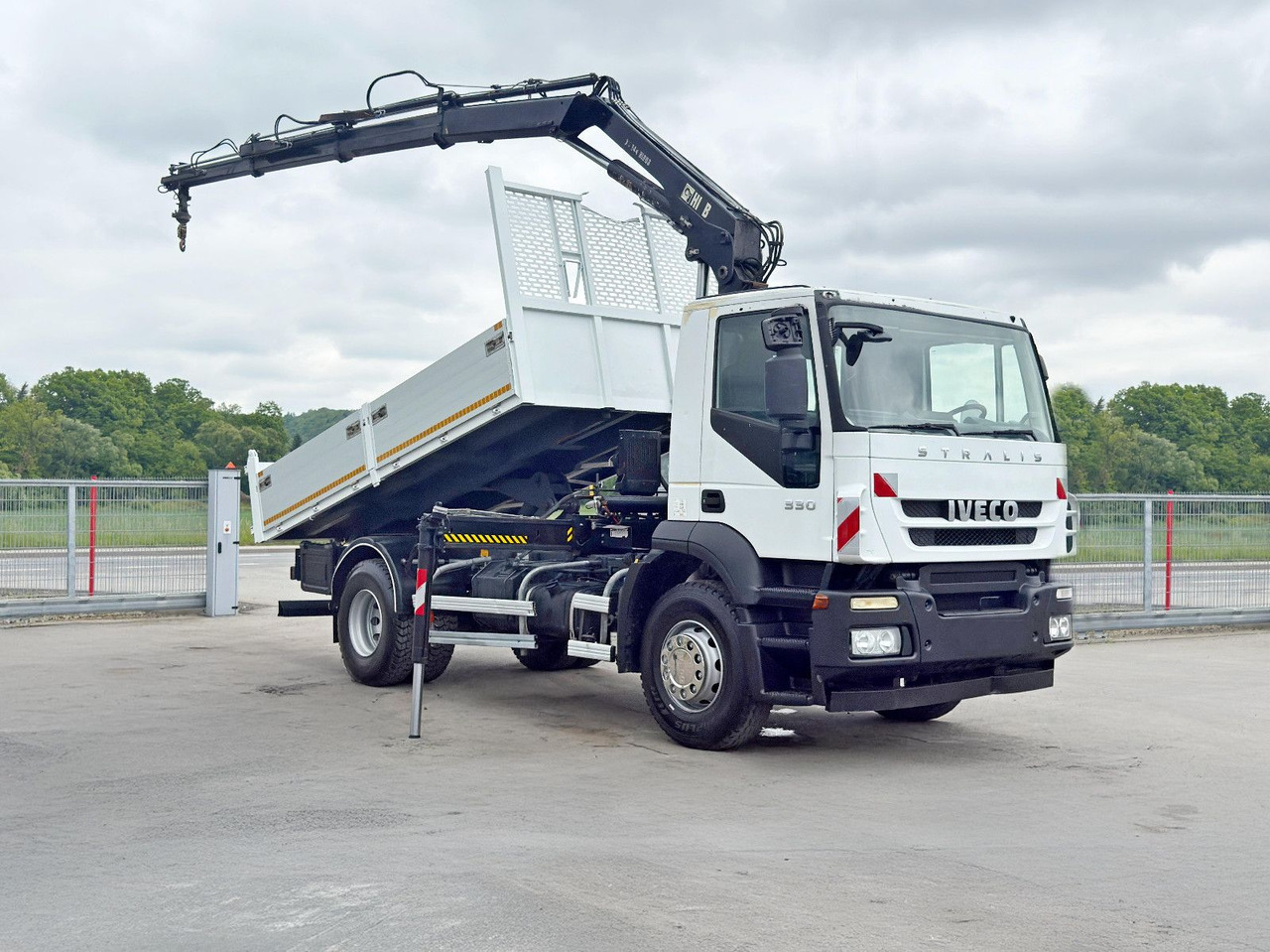 Iveco STRALIS 330 *HIAB 144 BS-3 HIDUO* TOPZUSTAND - Sklápač, Auto s hydraulickou rukou: obrázok 2 Iveco STRALIS 330 *HIAB 144 BS-3 HIDUO* TOPZUSTAND - Sklápač, Auto s hydraulickou rukou: obrázok 2