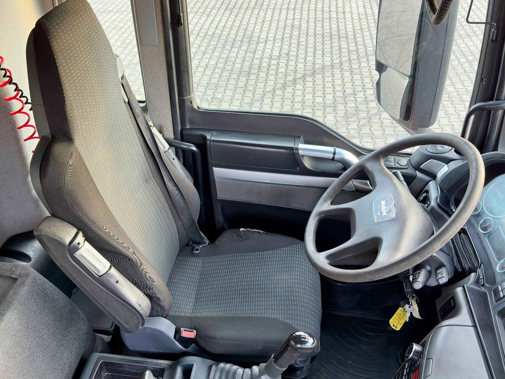 Interior photo 1: Sklápač, Auto s hydraulickou rukou MAN TGS 33.480 * HIAB 288 EP - 4 HIDUO/ FUNK * 6x4 MAN TGS 33.480 * HIAB 288 EP - 4 HIDUO/ FUNK * 6x4 Interior photo 1: Sklápač, Auto s hydraulickou rukou MAN TGS 33.480 * HIAB 288 EP - 4 HIDUO/ FUNK * 6x4 MAN TGS 33.480 * HIAB 288 EP - 4 HIDUO/ FUNK * 6x4