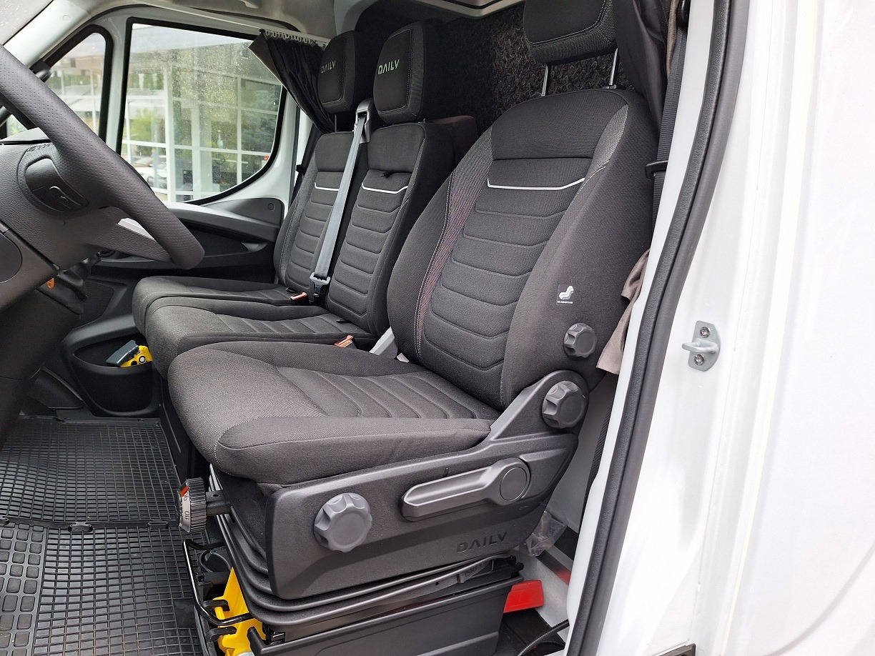 Iveco Daily 70C18A8 Backsleeper BÄR - Plachtová dodávka: obrázok 3 Iveco Daily 70C18A8 Backsleeper BÄR - Plachtová dodávka: obrázok 3