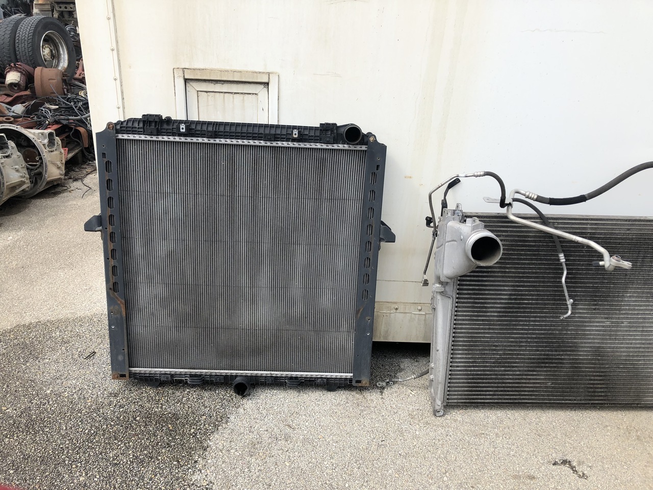 RADIATOR,INTERCOOLER,ADBLUE CONTAINER ACTROS MP4 - Chladič pre Nákladné auto: obrázok 1 RADIATOR,INTERCOOLER,ADBLUE CONTAINER ACTROS MP4 - Chladič pre Nákladné auto: obrázok 1