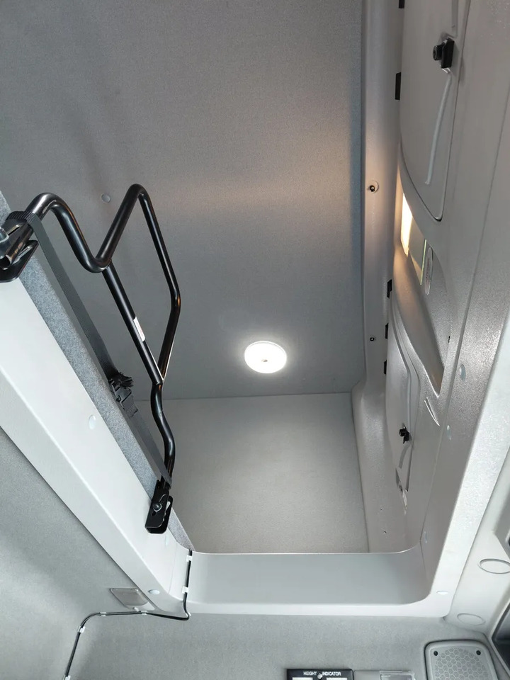 2017 Renault D12 4×2 Double Sleeper Curtainsider - Plachtové nákladné vozidlo: obrázok 4 2017 Renault D12 4×2 Double Sleeper Curtainsider - Plachtové nákladné vozidlo: obrázok 4