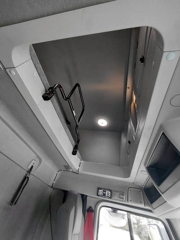 2017 Renault D12 4×2 Double Sleeper Curtainsider - Plachtové nákladné vozidlo: obrázok 3 2017 Renault D12 4×2 Double Sleeper Curtainsider - Plachtové nákladné vozidlo: obrázok 3