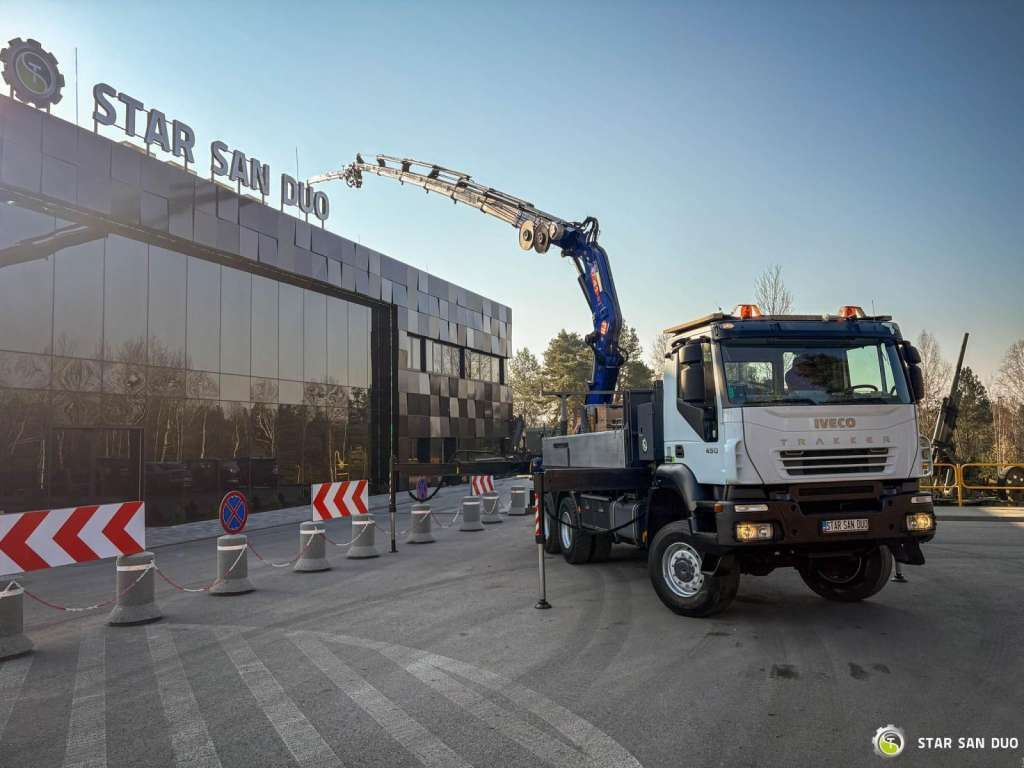 Iveco TRAKKER 450 6x6 PM41S FLY JIB Crane Kipper - Auto s hydraulickou rukou: obrázok 3 Iveco TRAKKER 450 6x6 PM41S FLY JIB Crane Kipper - Auto s hydraulickou rukou: obrázok 3