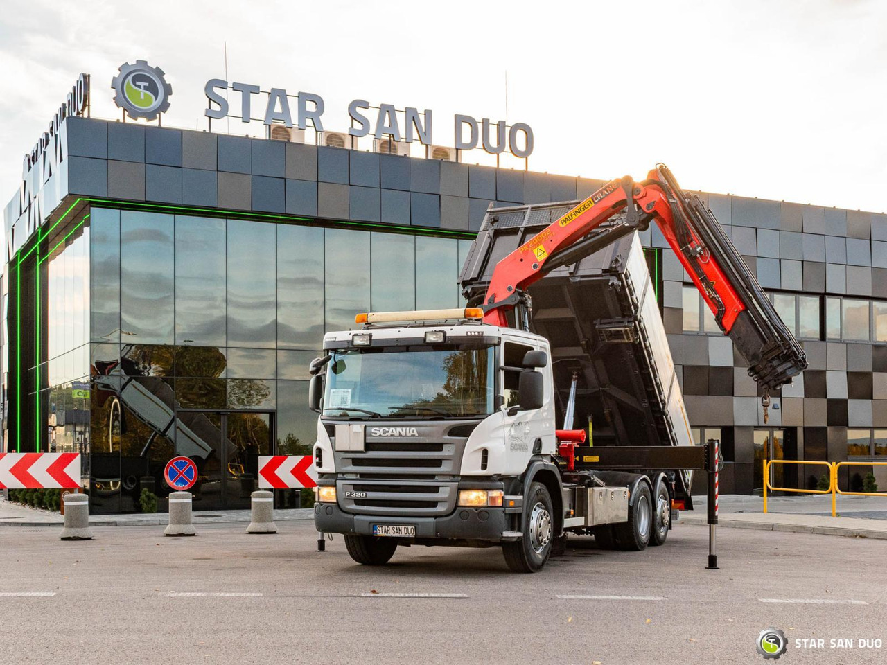 - Auto s hydraulickou rukou: obrázok 5 - Auto s hydraulickou rukou: obrázok 5