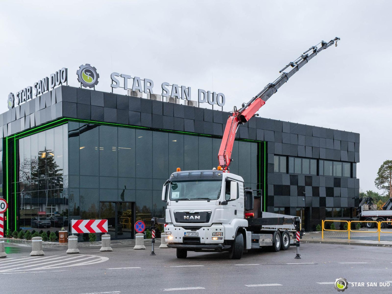 - Auto s hydraulickou rukou: obrázok 1 - Auto s hydraulickou rukou: obrázok 1