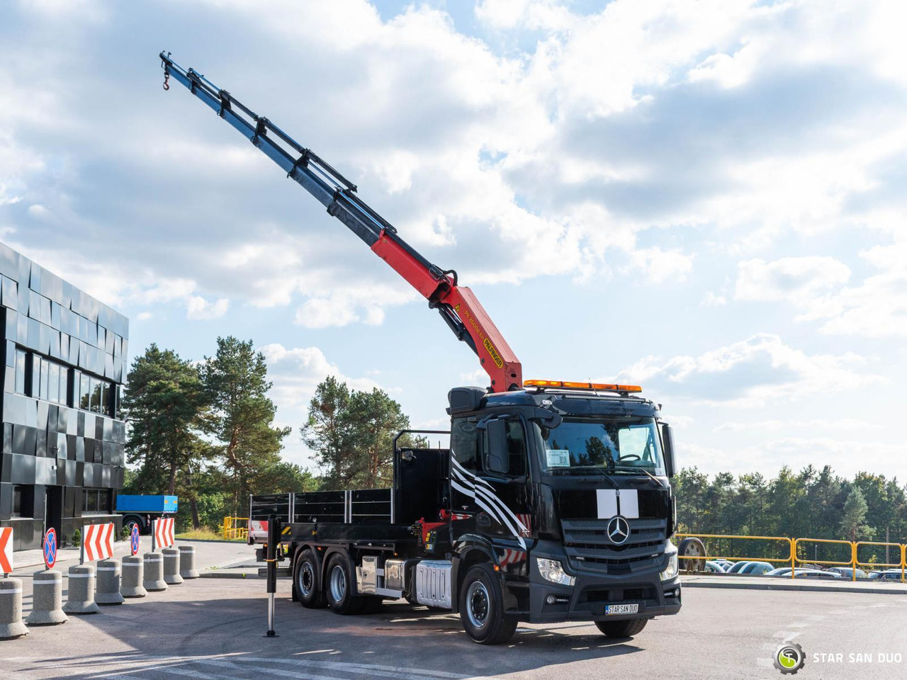 - Auto s hydraulickou rukou: obrázok 2 - Auto s hydraulickou rukou: obrázok 2