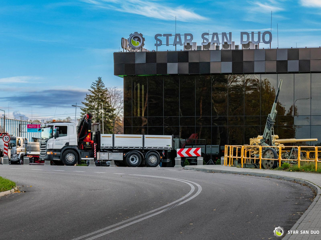 - Auto s hydraulickou rukou: obrázok 2 - Auto s hydraulickou rukou: obrázok 2