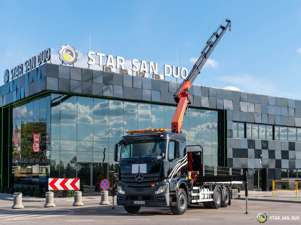 - Auto s hydraulickou rukou: obrázok 1 - Auto s hydraulickou rukou: obrázok 1