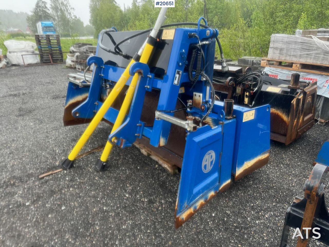 Lev 2450 - Kolesový nakladač: obrázok 1 Lev 2450 - Kolesový nakladač: obrázok 1