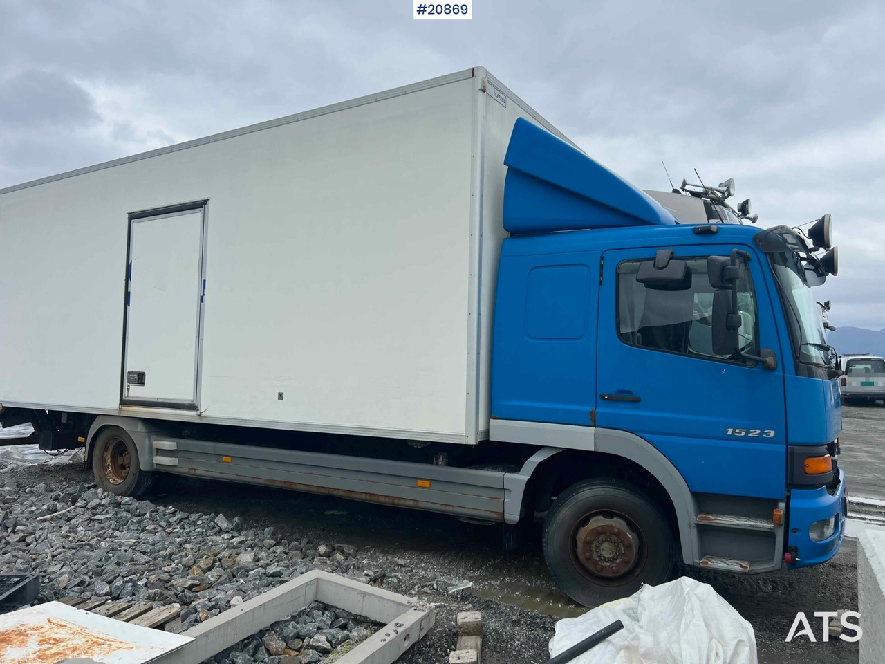 Mercedes 1523 4x2 skapbil m/ full sideåpning og lift Rep.objekt - Skříňový nákladní auto: obrázok 5 Mercedes 1523 4x2 skapbil m/ full sideåpning og lift Rep.objekt - Skříňový nákladní auto: obrázok 5