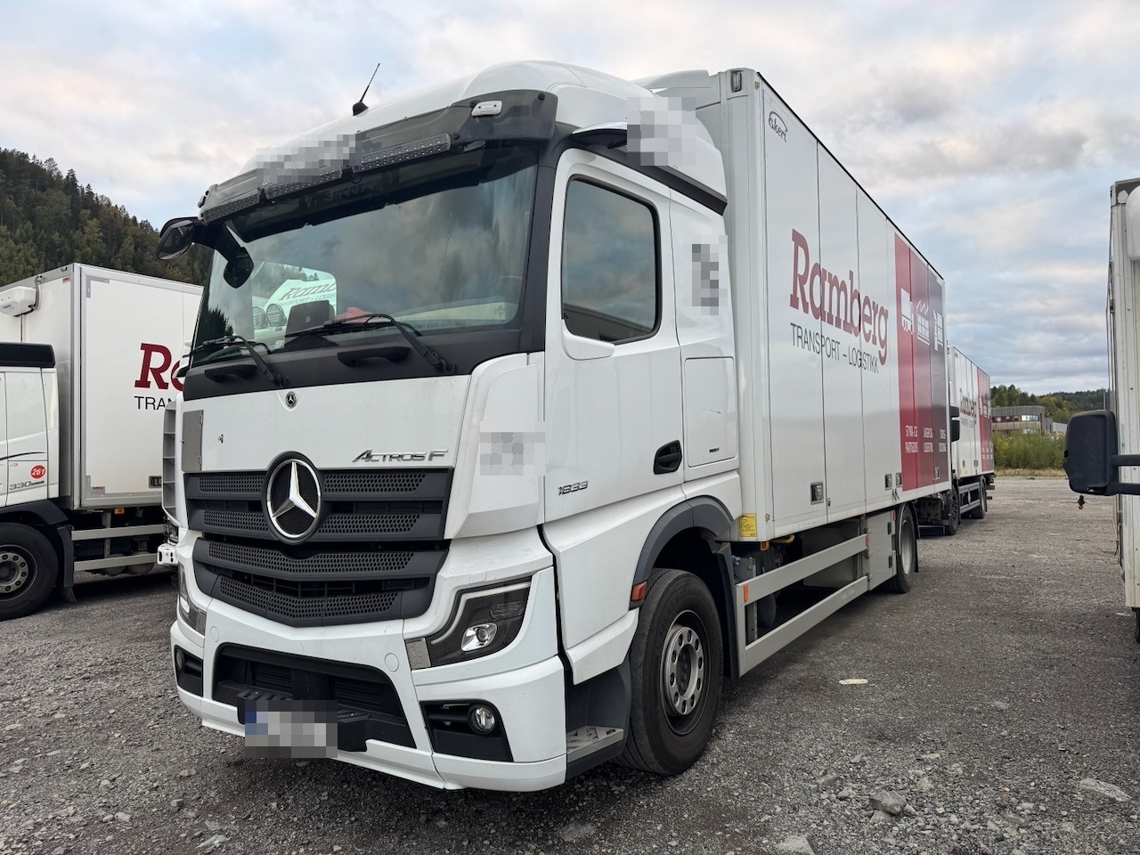 Mercedes Actros 1833 - Skříňový nákladní auto: obrázok 1 Mercedes Actros 1833 - Skříňový nákladní auto: obrázok 1