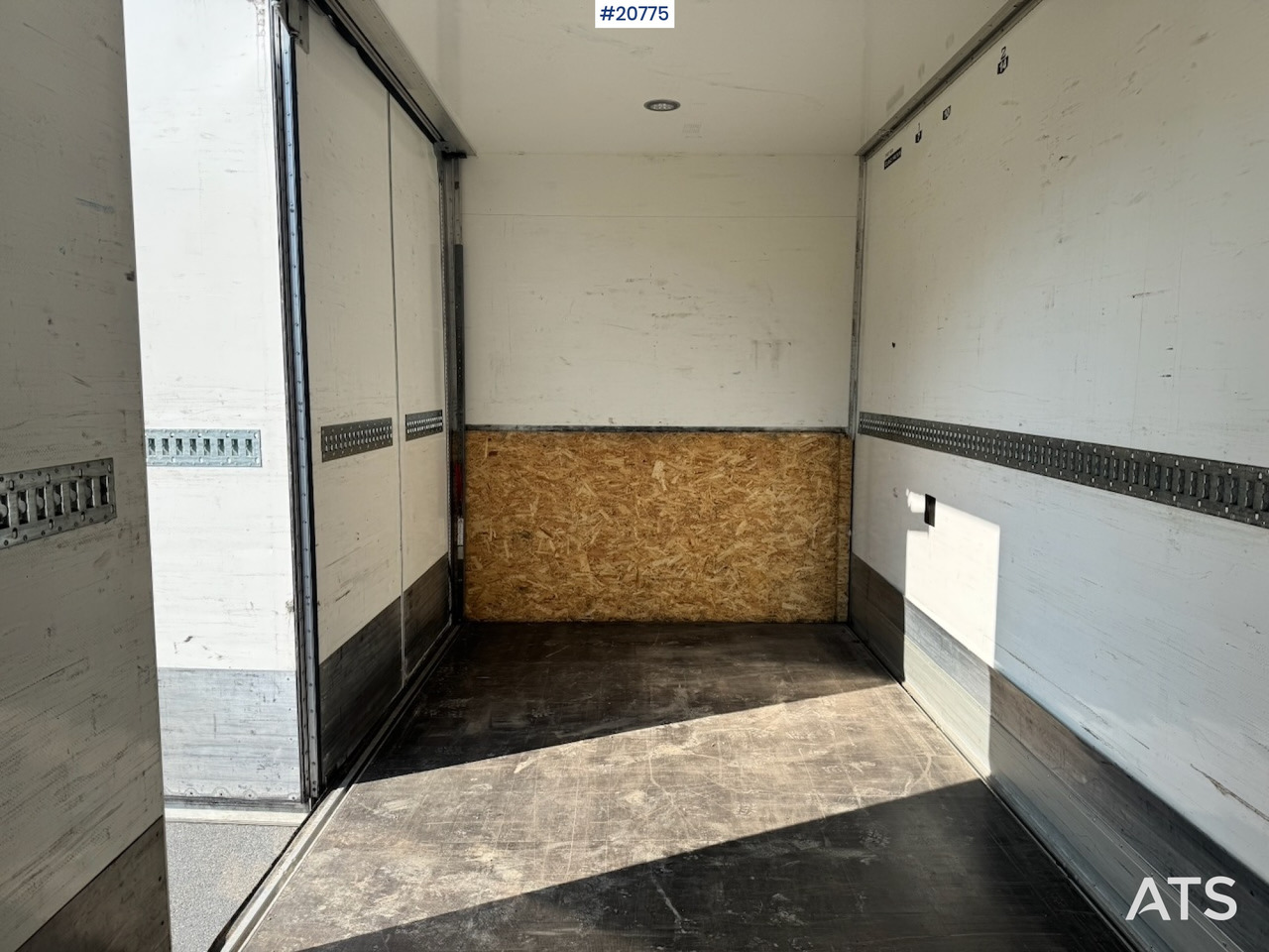 Skříňový nákladní auto Mercedes Actros: obrázok 24 Skříňový nákladní auto Mercedes Actros: obrázok 24