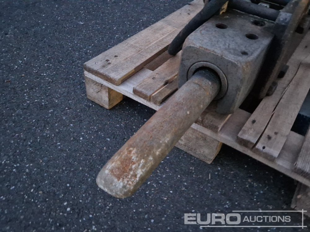 Furukawa F6BHL Hydraulic Breaker to suit Mini Excavator - Hydraulické kladivo: obrázok 5 Furukawa F6BHL Hydraulic Breaker to suit Mini Excavator - Hydraulické kladivo: obrázok 5