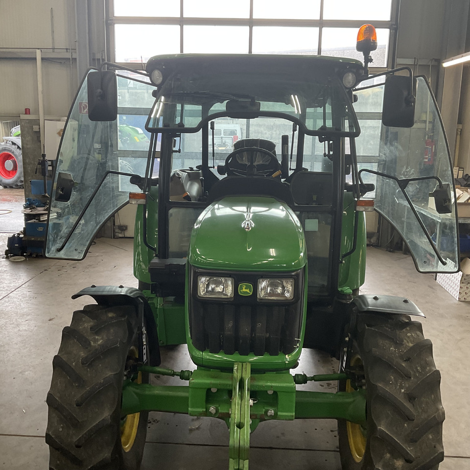 John Deere 5055 E - Traktor: obrázok 5 John Deere 5055 E - Traktor: obrázok 5