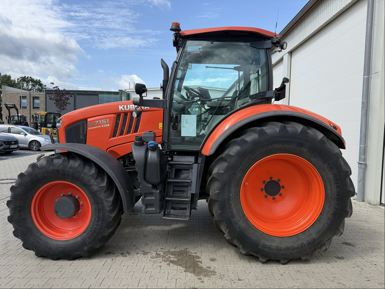Kubota M 7151 KVT - Traktor: obrázok 5 Kubota M 7151 KVT - Traktor: obrázok 5