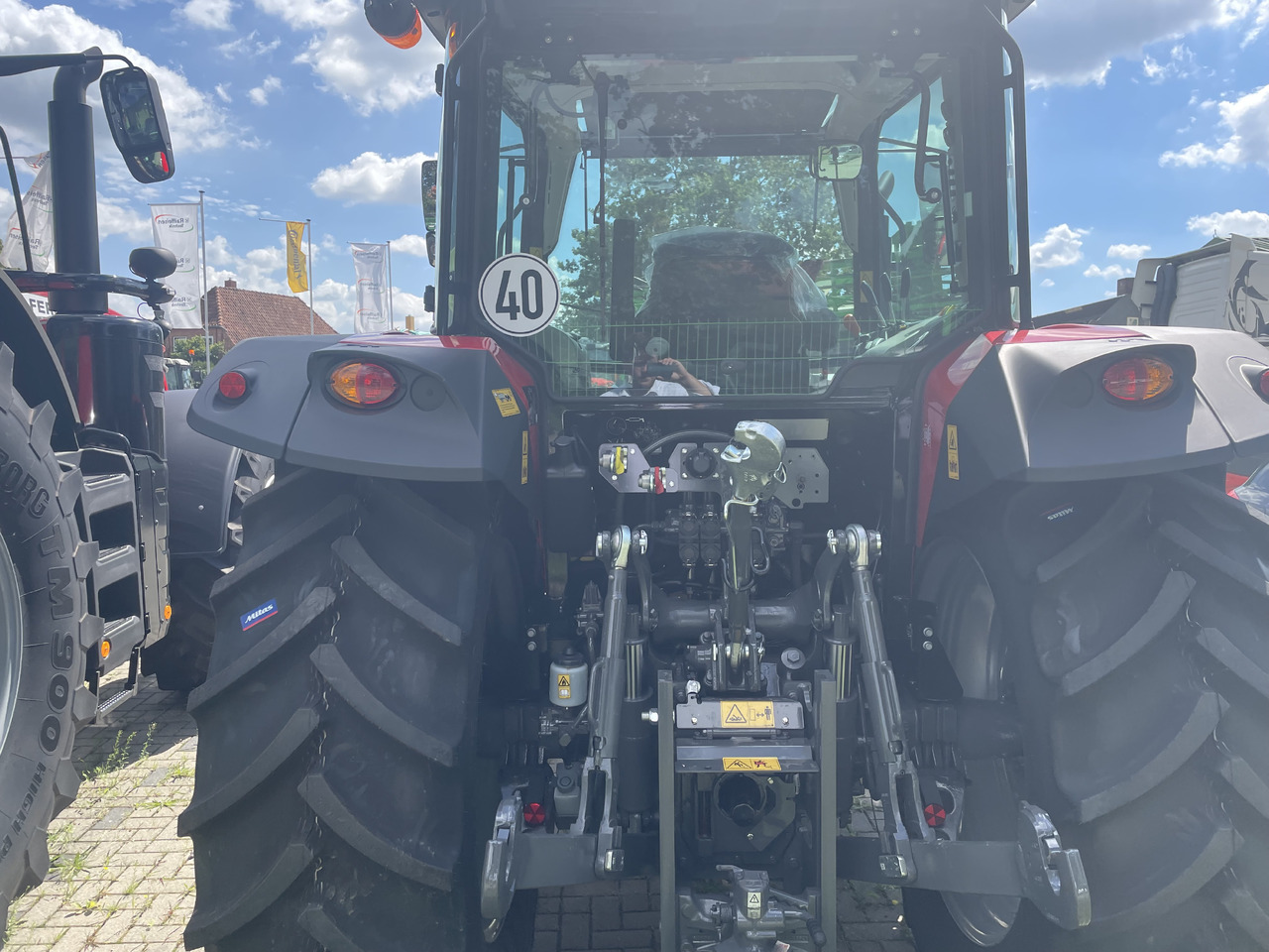 Massey Ferguson 5711M Dyna-4 4WD Cab - Traktor: obrázok 2 Massey Ferguson 5711M Dyna-4 4WD Cab - Traktor: obrázok 2