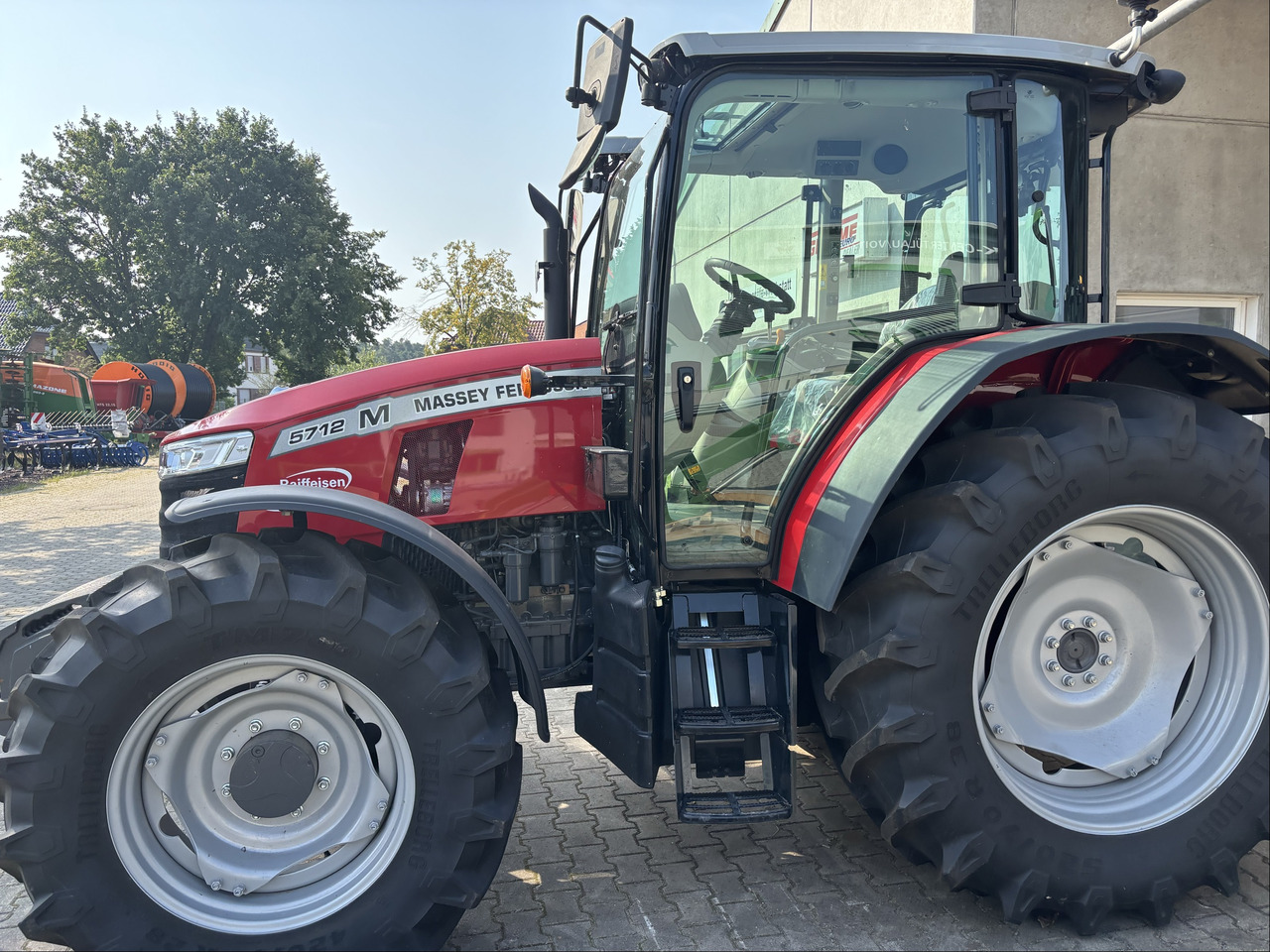 Massey Ferguson 5712M 4WD Cab Essential - Traktor: obrázok 3 Massey Ferguson 5712M 4WD Cab Essential - Traktor: obrázok 3
