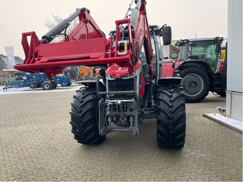 Massey Ferguson 6S.135 Dyna-VT EFFICIENT - Traktor: obrázok 4 Massey Ferguson 6S.135 Dyna-VT EFFICIENT - Traktor: obrázok 4