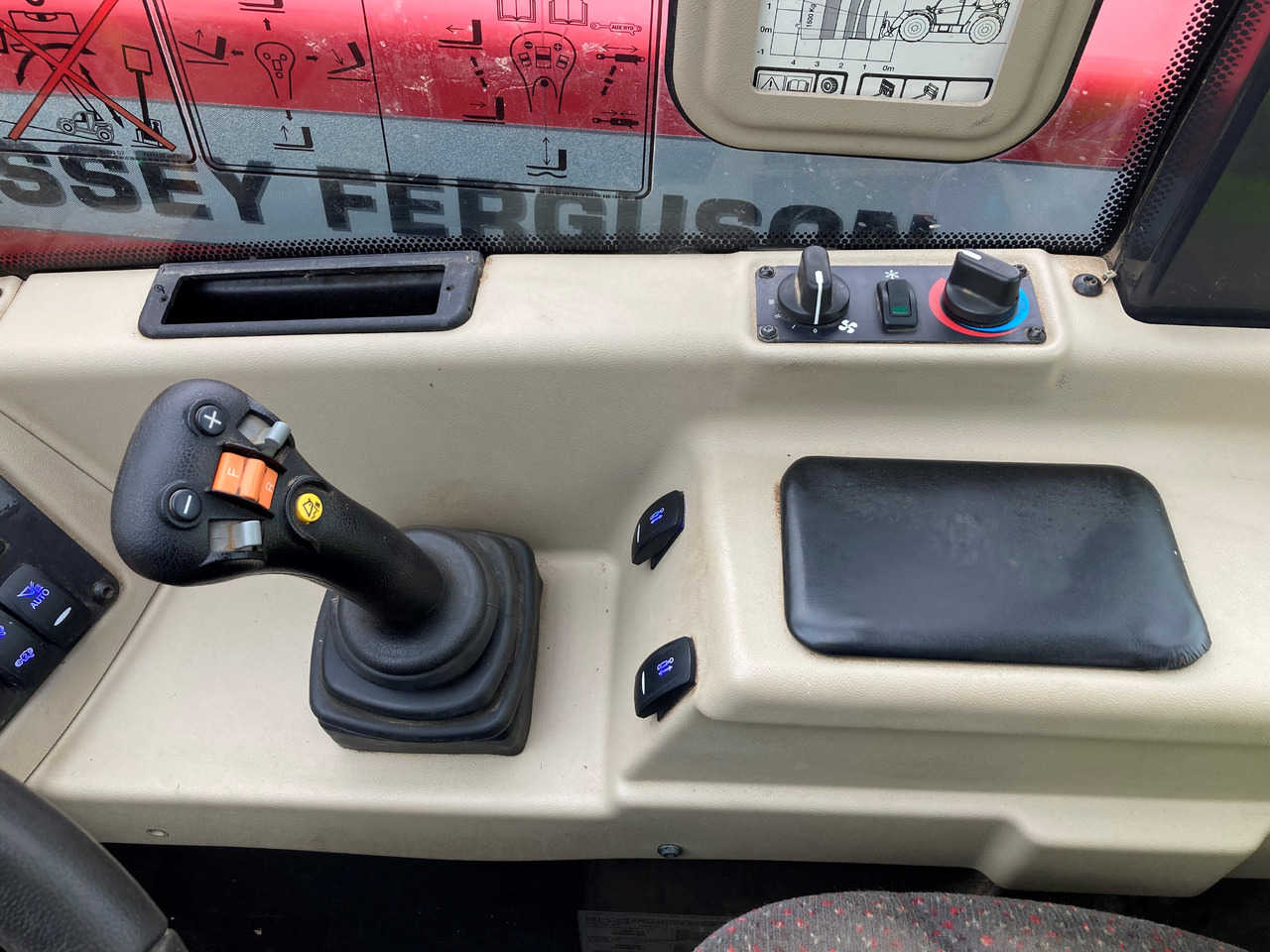 Massey Ferguson TH 7038 - Teleskopický nakladač: obrázok 3 Massey Ferguson TH 7038 - Teleskopický nakladač: obrázok 3